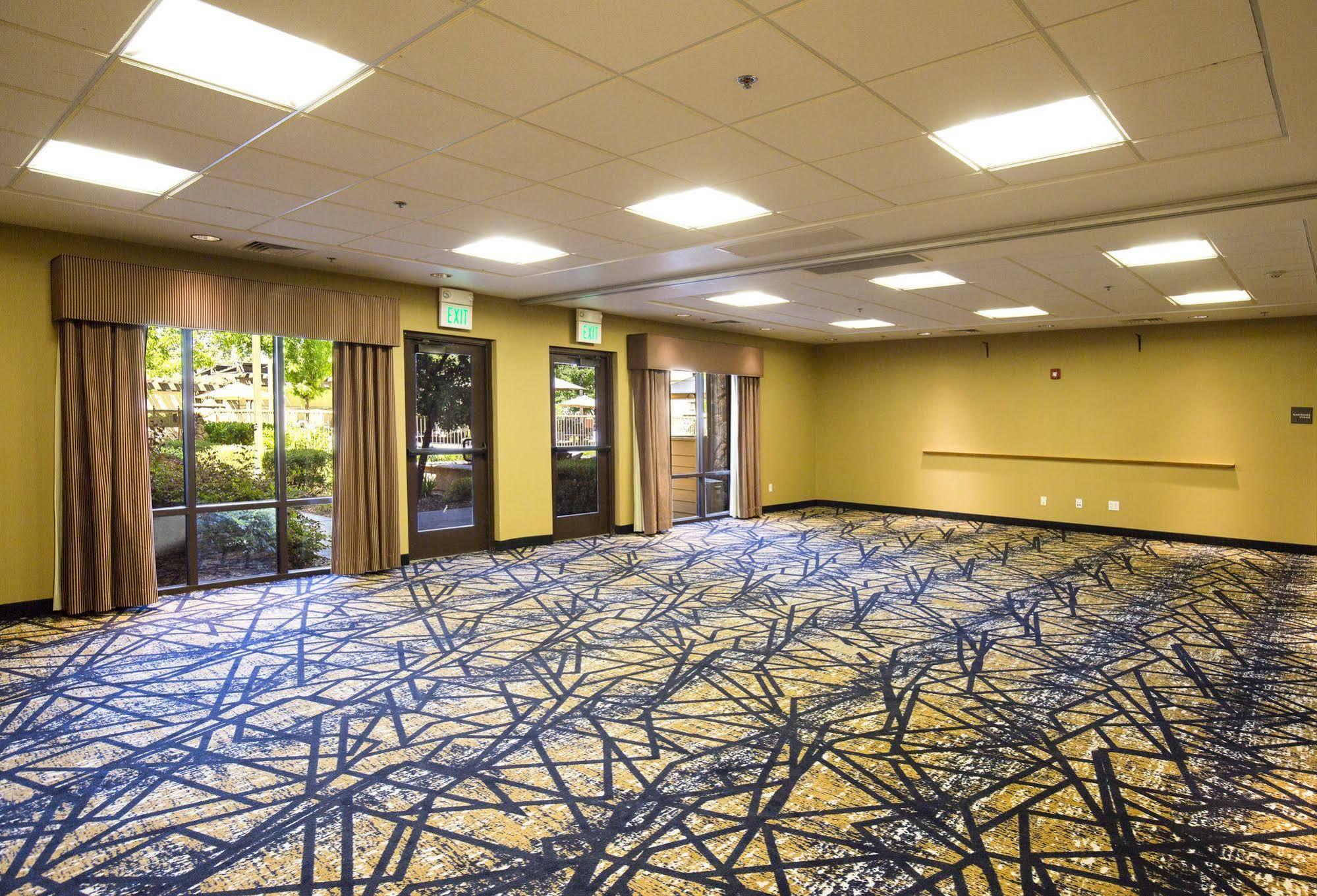 Hampton Inn & Suites Windsor-Sonoma Wine Country Экстерьер фото