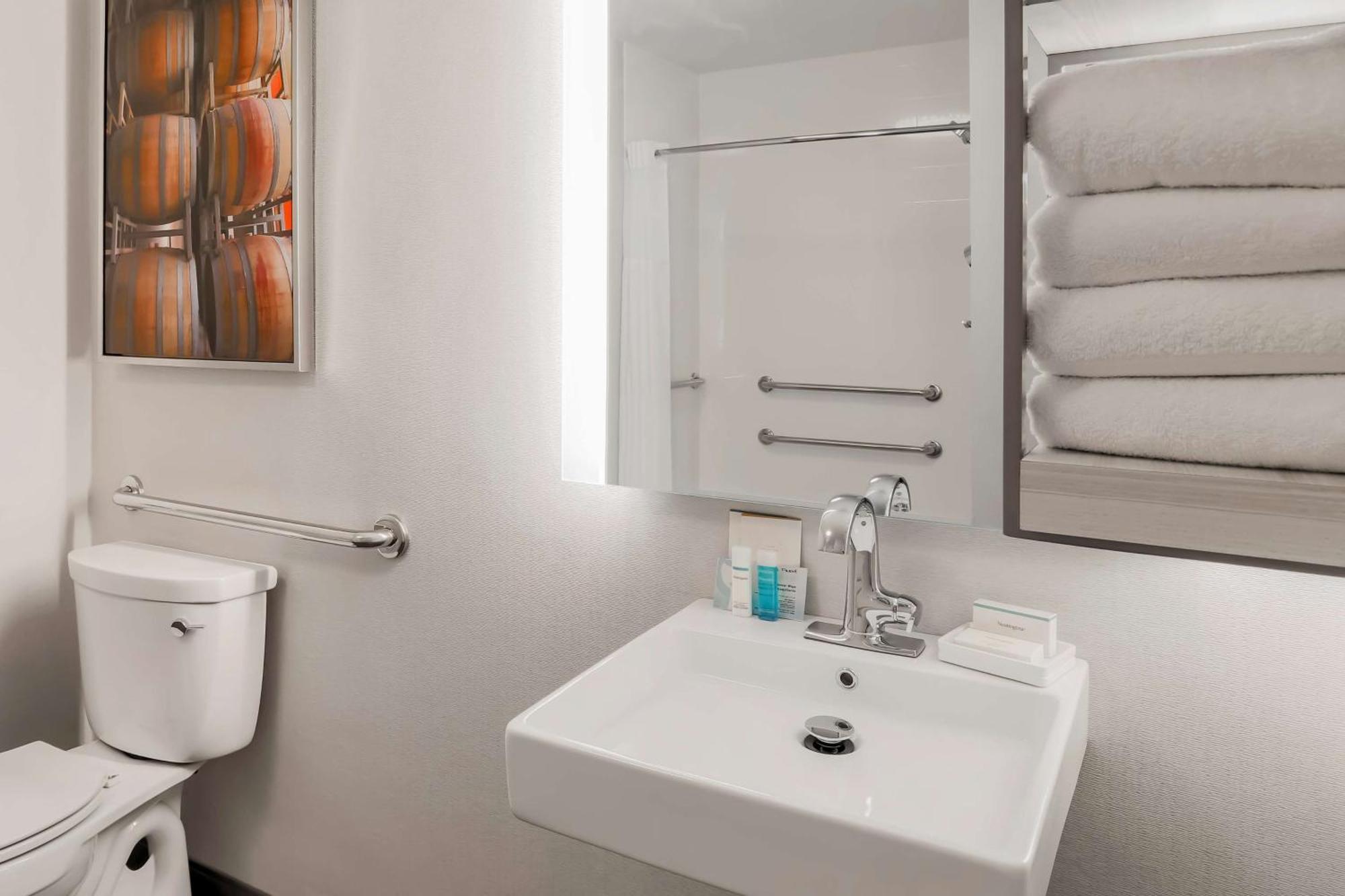 Hampton Inn & Suites Windsor-Sonoma Wine Country Экстерьер фото