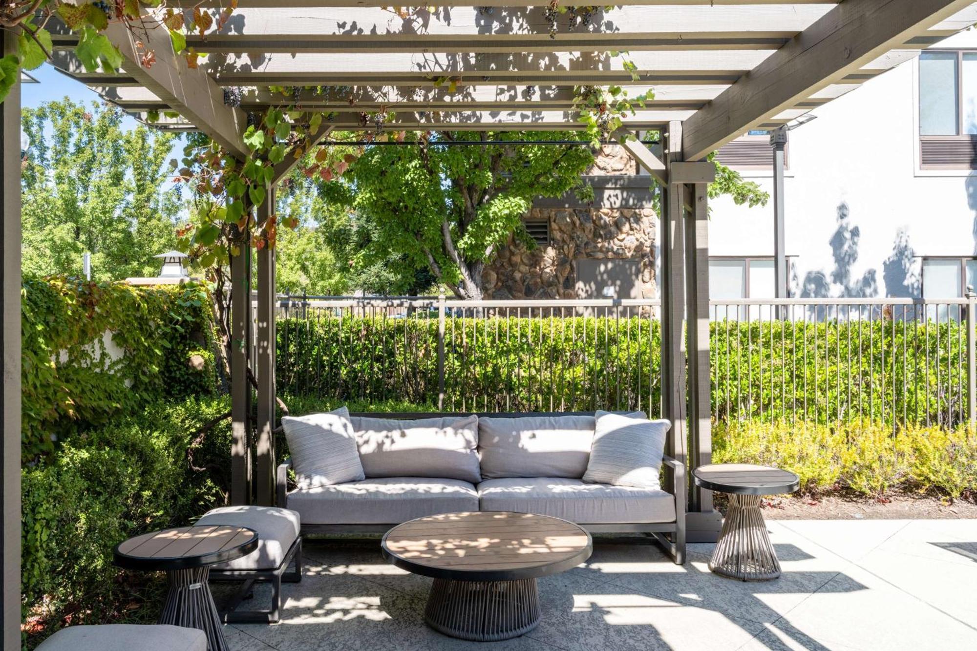 Hampton Inn & Suites Windsor-Sonoma Wine Country Экстерьер фото