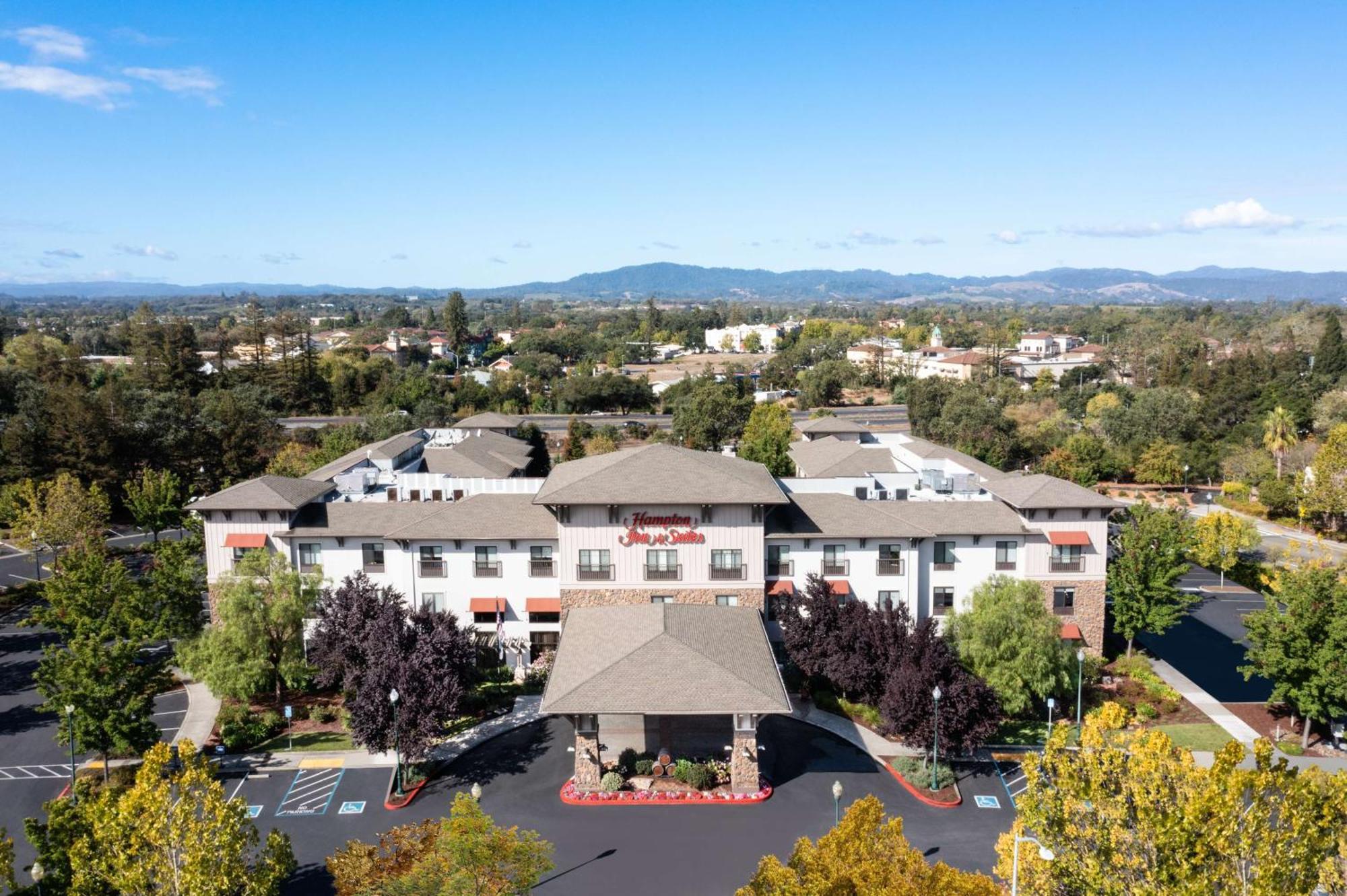 Hampton Inn & Suites Windsor-Sonoma Wine Country Экстерьер фото