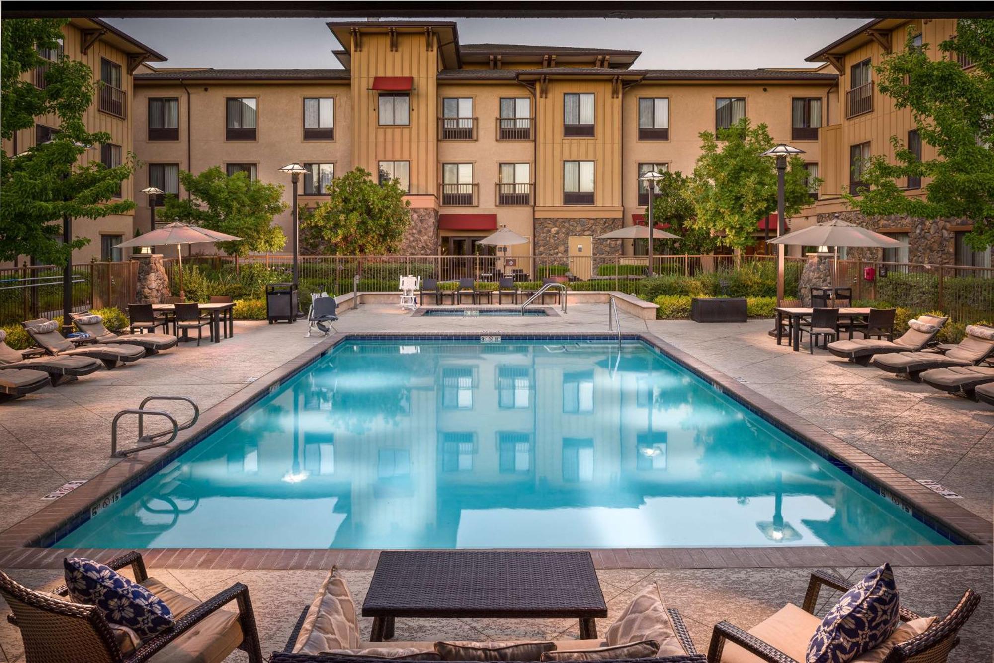 Hampton Inn & Suites Windsor-Sonoma Wine Country Экстерьер фото