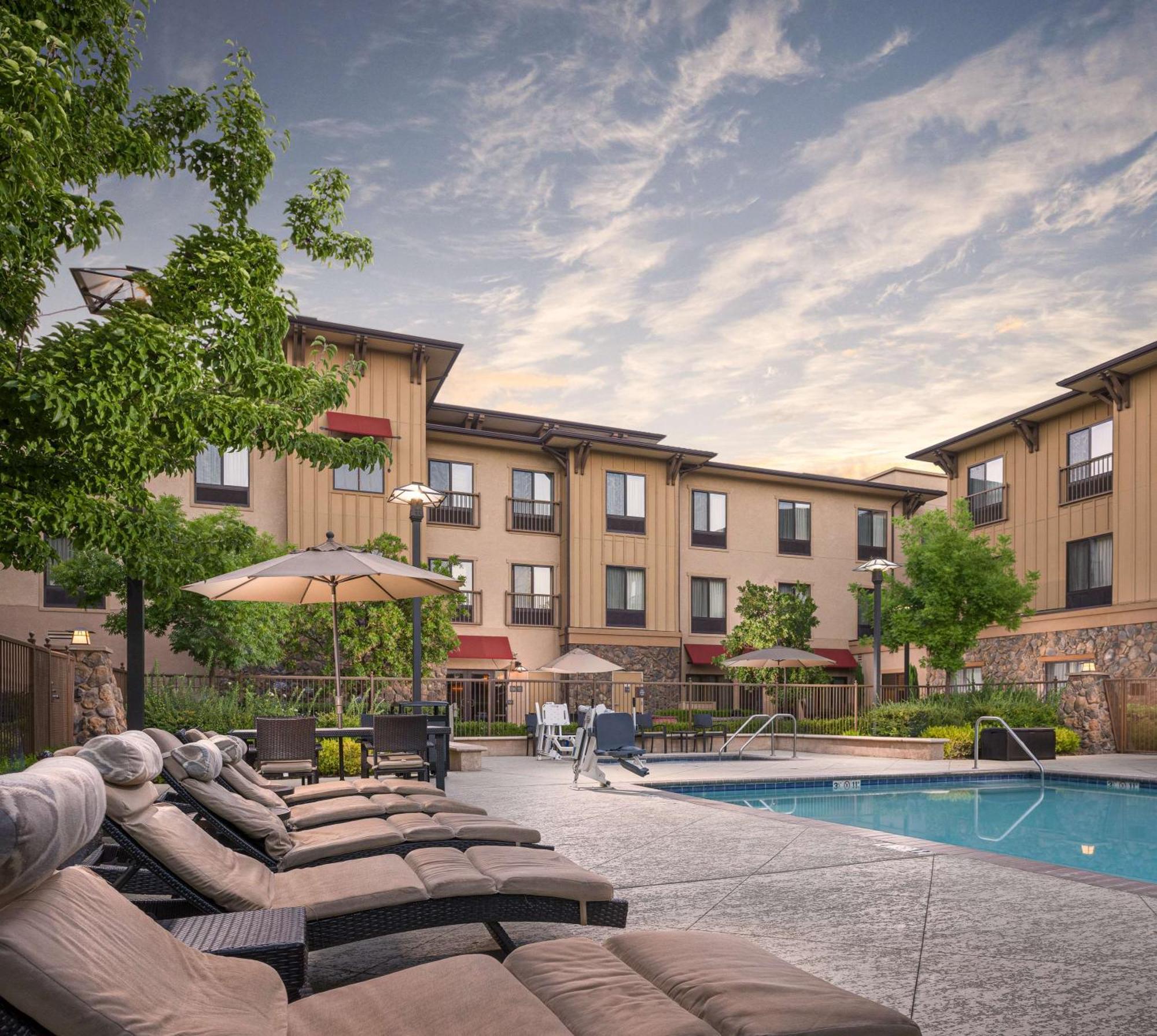 Hampton Inn & Suites Windsor-Sonoma Wine Country Экстерьер фото